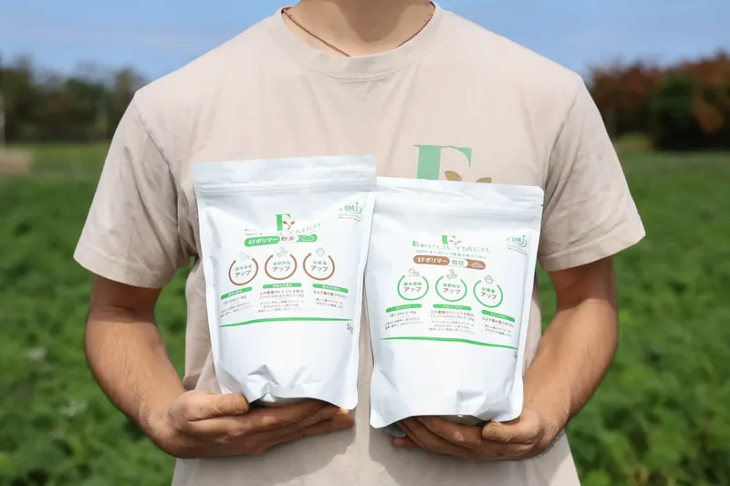 Envases de EF Polymer sobre un campo de cultivo